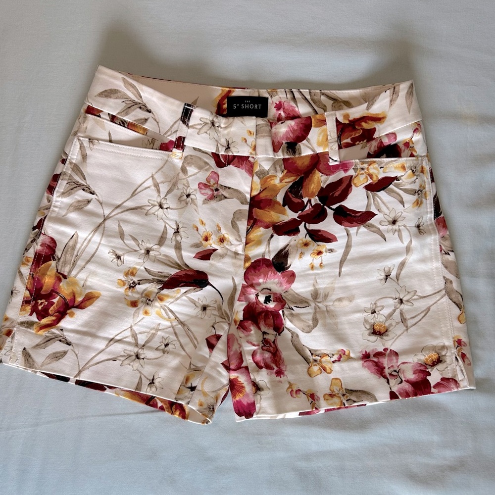 NWOT White House Black Market 5” white red tropical floral size 0P cotton shorts